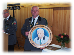 Ein Bild, das drinnen, Person, Schrank, Wand enthlt.

Mit sehr hoher Zuverlssigkeit generierte Beschreibung