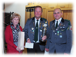 Ein Bild, das Person, drinnen, Wand, Militruniform enthlt.

Mit sehr hoher Zuverlssigkeit generierte Beschreibung