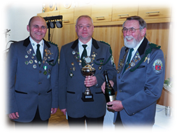Ein Bild, das Person, Mann, Wand, Militruniform enthlt.

Mit sehr hoher Zuverlssigkeit generierte Beschreibung