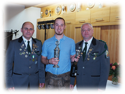 Ein Bild, das Person, Militruniform, Wand, Mann enthlt.

Mit sehr hoher Zuverlssigkeit generierte Beschreibung