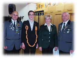 Ein Bild, das Person, Militruniform, stehend, Kleidung enthlt.

Mit sehr hoher Zuverlssigkeit generierte Beschreibung