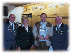Ein Bild, das Person, Militruniform, Mann, drinnen enthlt.

Mit sehr hoher Zuverlssigkeit generierte Beschreibung