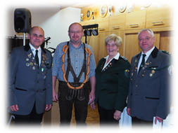 Ein Bild, das Person, Mann, stehend, Militruniform enthlt.

Mit sehr hoher Zuverlssigkeit generierte Beschreibung