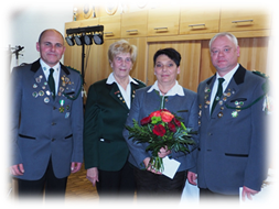 Ein Bild, das Person, Kleidung, Militruniform, Mann enthlt.

Mit sehr hoher Zuverlssigkeit generierte Beschreibung