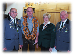 Ein Bild, das Person, stehend, Kleidung, Militruniform enthlt.

Mit sehr hoher Zuverlssigkeit generierte Beschreibung