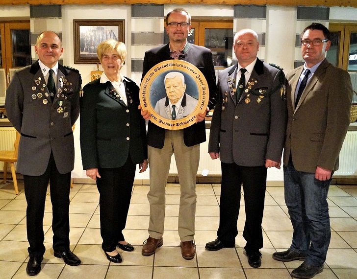 Ein Bild, das Person, Boden, stehend, Mann enthlt.

Mit sehr hoher Zuverlssigkeit generierte Beschreibung