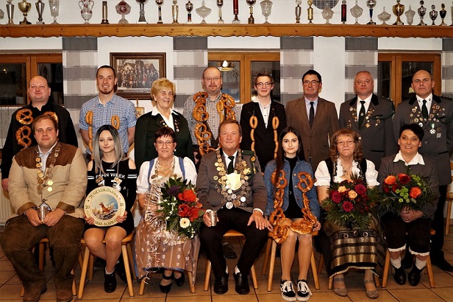 Ein Bild, das Person, Gruppe, Wand, drinnen enthlt.

Mit sehr hoher Zuverlssigkeit generierte Beschreibung