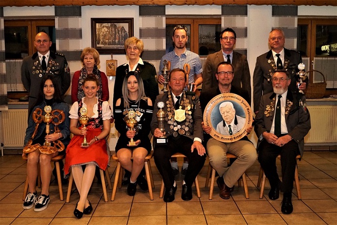 Ein Bild, das Boden, Person, darstellend, Gruppe enthlt.

Mit sehr hoher Zuverlssigkeit generierte Beschreibung