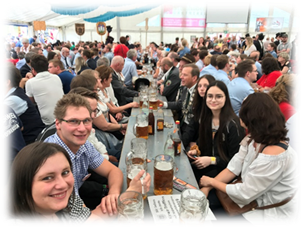 Ein Bild, das Person, gro, Personen, drinnen enthlt.

Automatisch generierte Beschreibung