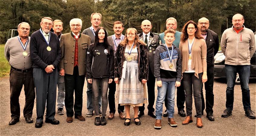 Ein Bild, das Person, darstellend, Baum, stehend enthlt.

Automatisch generierte Beschreibung