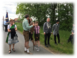 Ein Bild, das drauen, Baum, Gras, Person enthlt.

Automatisch generierte Beschreibung
