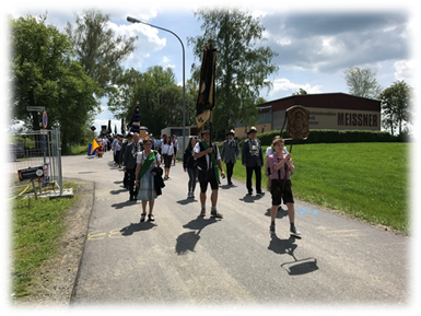 Ein Bild, das Himmel, drauen, Baum, Strae enthlt.

Automatisch generierte Beschreibung