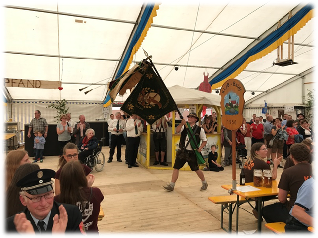 Ein Bild, das Person, Personen, Gebude, drinnen enthlt.

Automatisch generierte Beschreibung