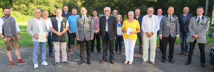 Ein Bild, das Person, drauen, Gruppe, Baum enthlt.

Automatisch generierte Beschreibung
