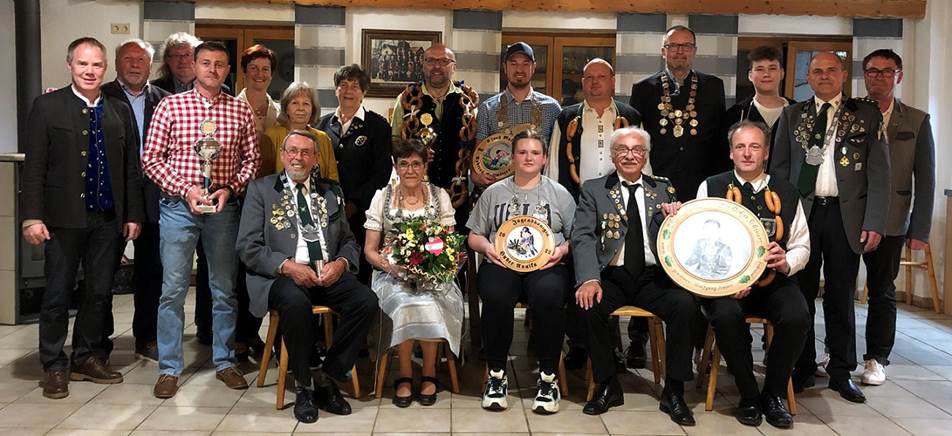 Ein Bild, das Person, darstellend, Gruppe, Personen enthlt.

Automatisch generierte Beschreibung